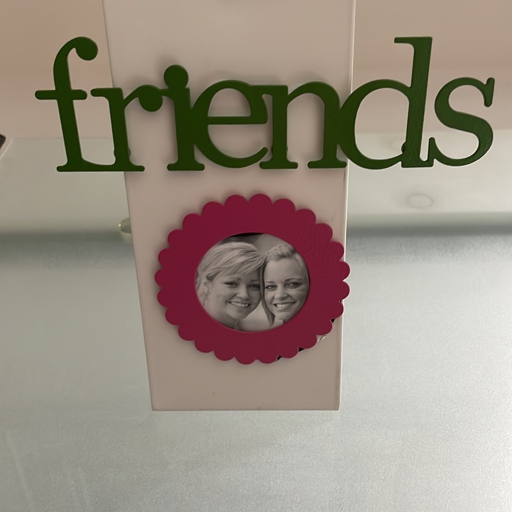 ❤️ 5/$25 - Magnet set - “Friends”. & circle frame